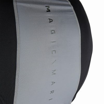 Peça de vestuário cinzenta e preta com texto vertical 'MAGIC/MARI'.