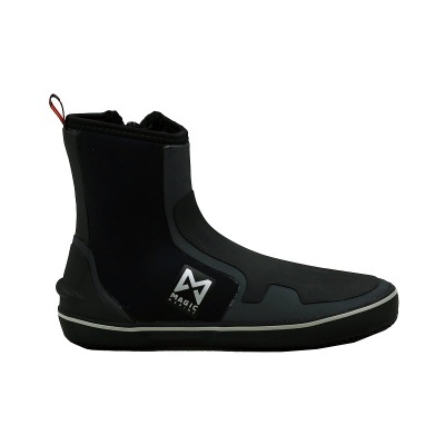Bota de neopreno preta com sola preta e detalhes cinzentos, etiqueta com texto MAGIC