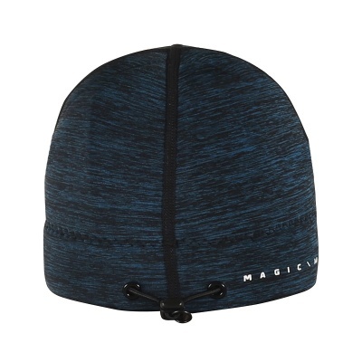 Gorro azul escuro com padrão riscado preto e letreiro MAGI C