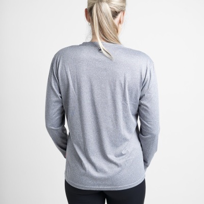 Mulher vista de costas com camisola cinza de manga comprida e calças pretas