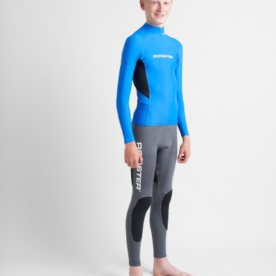 Rapaz com fato de neoprene azul e cinzento com logos ROOSTER