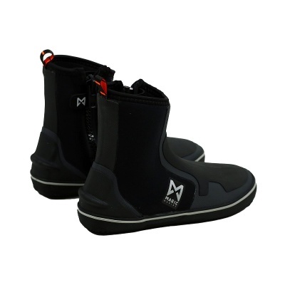 Botas pretas e cinzentas com logo MAGIC e fecho de correr nas costas