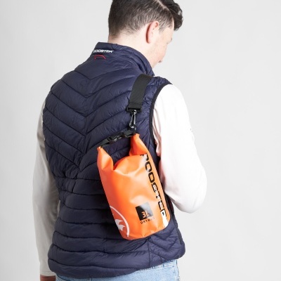 Mochila impermeável laranja com alça preta e texto ROOSTER