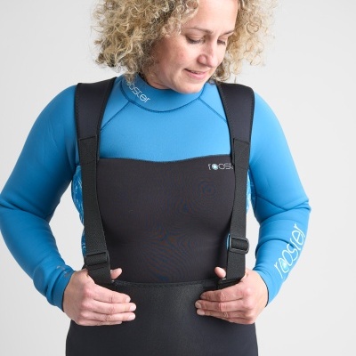 Pessoa com fato de neoprene azul e suspensórios pretos ajustáveis