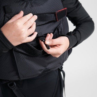 Colete de proteção preto com fecho e velcro, em pessoa