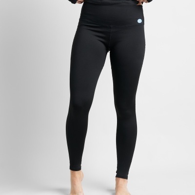 Leggings pretas justas com selo azul claro na cintura