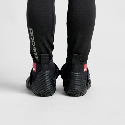 Ténis esportivos pretos e leggings pretas com texto ROOSTER no fundo branco.