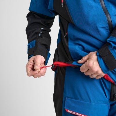 Fato de trabalho azul e preto com detalhes vermelhos e bolso com etiqueta ROOSTER