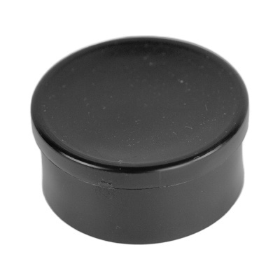 Tampa redonda preta de plástico com acabamento liso