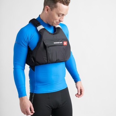 Homem com t-shirt azul e colete preto ROCSTER