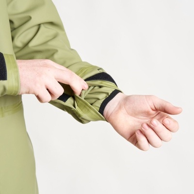 Casaco verde com punho ajustável em velcro preto