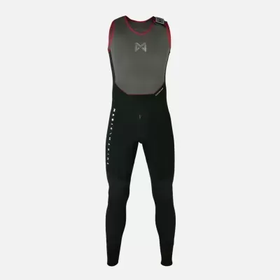 Roupa desportiva preta e cinza escuro de corpo inteiro com logótipo no peito e texto na perna