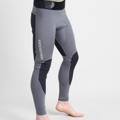 Calças de desporto cinzentas e pretas com texto ROOSTER