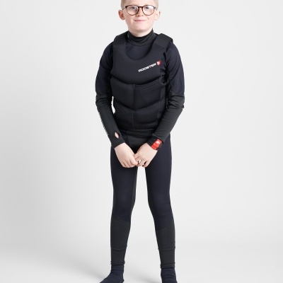 Criança com equipamento de proteção acolchoado preto e roupa desportiva