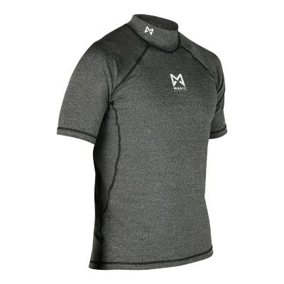 Camiseta desportiva cinza escuro de manga curta com logotipo branco