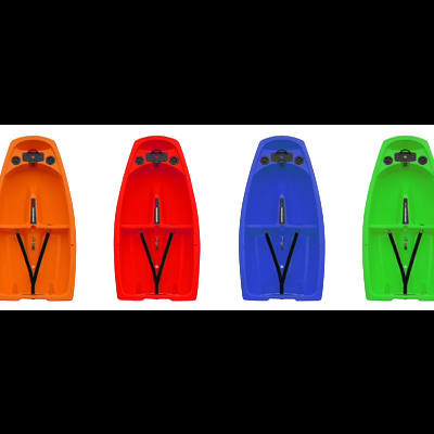 Seis scooters eléctricos multicoloridos alinhados