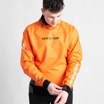 Homem a usar camisola laranja com capuz e texto ROOSTER.