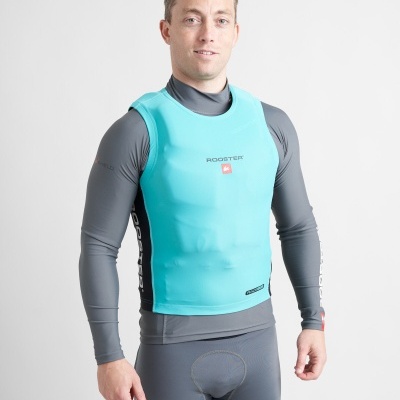 Colete desportivo azul claro da marca ROOSTER usado por cima de roupa cinza com fundo branco