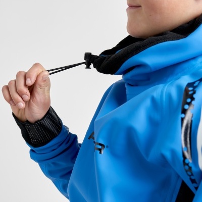 Camisola azul com capuz ajustável por cordão preto e punho elástico preto, vista lateral de criança.