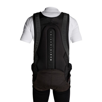 Colete preto acolchoado com alças largas e texto 'MAGIC MARINE' visto de costas