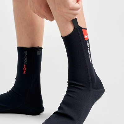 Meias pretas com texto HOT SOCKS e etiqueta vermelha com gaivota e texto surfer.