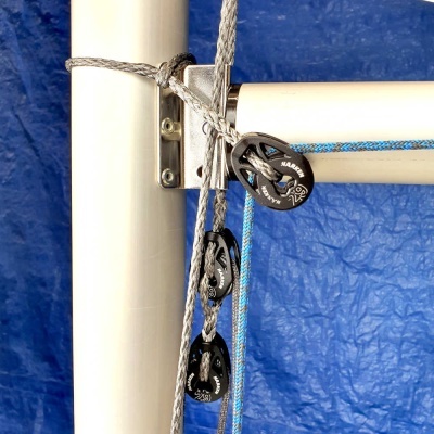 Polias pretas HARKEN montadas em tubos brancos com cabos cinza e azul, fundo azul