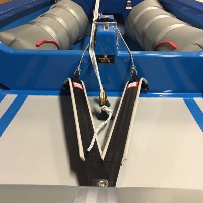 Interior de barco insuflável azul com assentos cinzentos e cabos