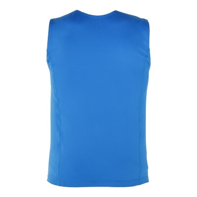 Regata azul lisa de costas, em fundo branco