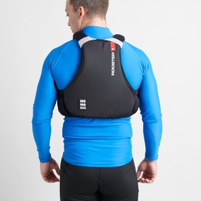 Colete de proteção negro ROOSTER visto de costas, com homem em roupa desportiva azul e preta.