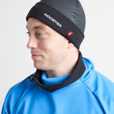 Homem com gorro preto e camisola azul com logo ROOSTER