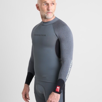 Homem a usar t-shirt desportiva cinzenta com logótipo ROOSTER em fundo branco