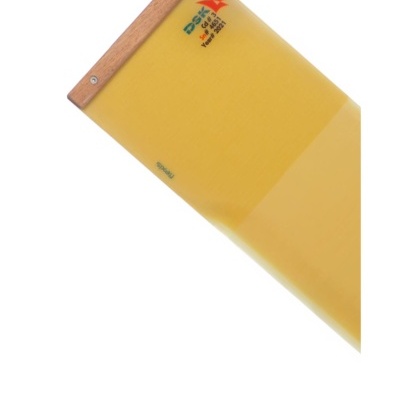 Serra manual com cabo de madeira e lâmina amarelo com texto e símbolos coloridos