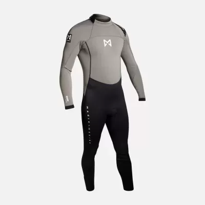 Fato de mergulho cinzento e preto com logótipos e texto branco