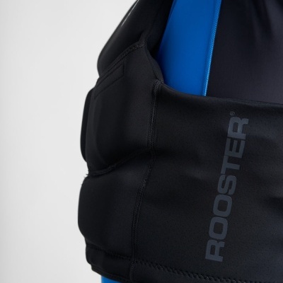 Colete de proteção preto ROOSTER sobre roupa azul desportiva