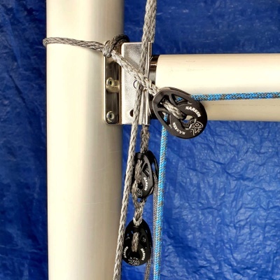 Estrutura metálica branca com roldanas pretas HARKEN e cordas cinzentas e azul