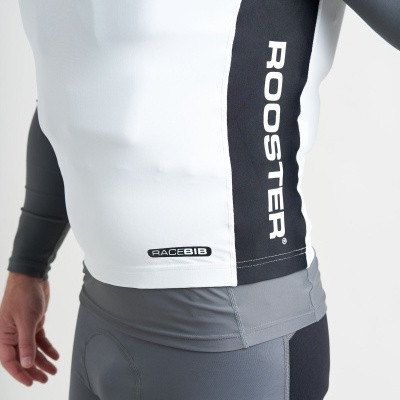 Camisola desportiva branca e preta com texto ROOSTER e RACE BIB, usada com roupa cinza