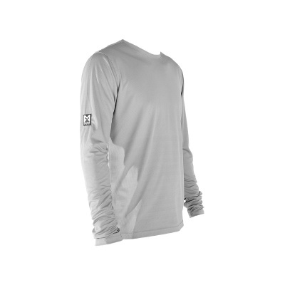 Camisola masculina cinzenta de manga comprida com etiqueta preta na manga