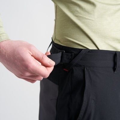 Calças pretas com ajuste de velcro na cintura e camisa verde clara