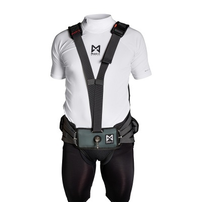 Homem com arnês preto e roupa desportiva branca e preta