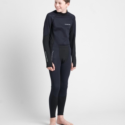 Jovem vestido com roupa de mergulho preta e azul escuro com texto 'OCEANPRO'