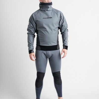 Homem a usar fato de mergulho cinzento e preto com logo ROOSTER