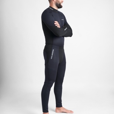 Homem a usar fato de neoprene azul escuro e preto em fundo branco