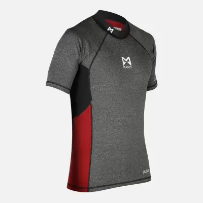 T-shirt desportiva cinza com detalhes vermelhos e pretos e logótipos brancos