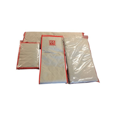 Conjunto de almofadas acolchoadas bege com bordas vermelhas embaladas em plástico