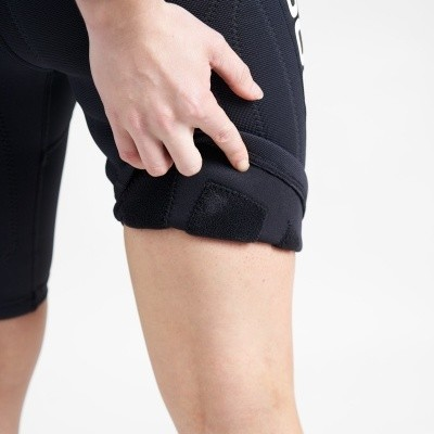 Calção de ciclismo preto com ajuste de velcro na perna, mostrando textura do tecido