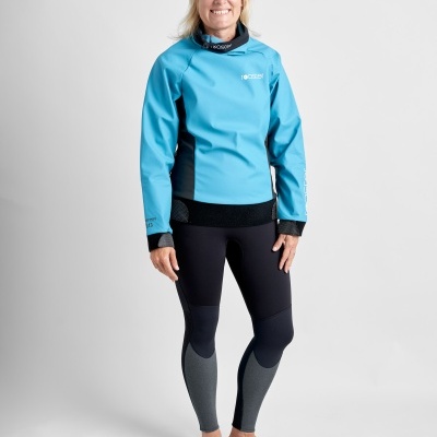 Pessoa com fato de mergulho azul claro e preto, calças justas cinzentas e pretas, em fundo branco