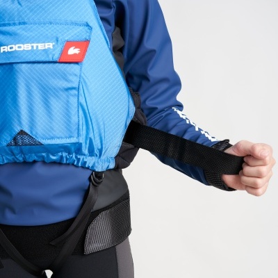 Colete salva-vidas azul com fechos pretos em pessoa