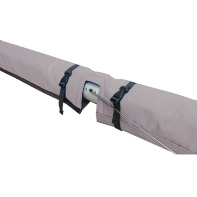 Capa de tecido cinza com cabos de aço e fivelas pretas