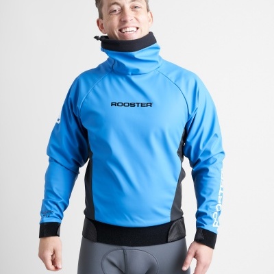 Homem com casaco técnico azul e preto com palavras ROOSTER e SPORT e calças cinzentas