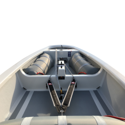 Interior de um pequeno barco com coletes salva-vidas e piso cinzento